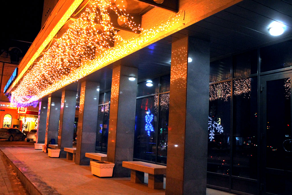 Улицы Саратова и Энгельса готовятся встретить Новый год