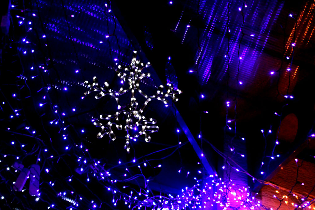 Улицы Саратова и Энгельса готовятся встретить Новый год