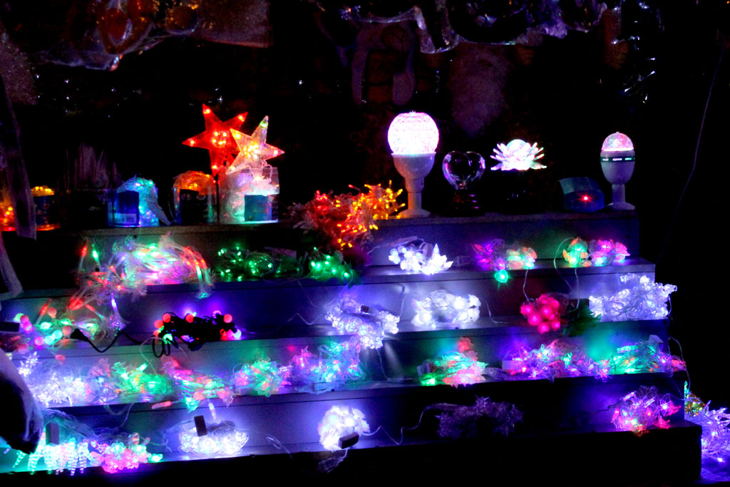 Улицы Саратова и Энгельса готовятся встретить Новый год