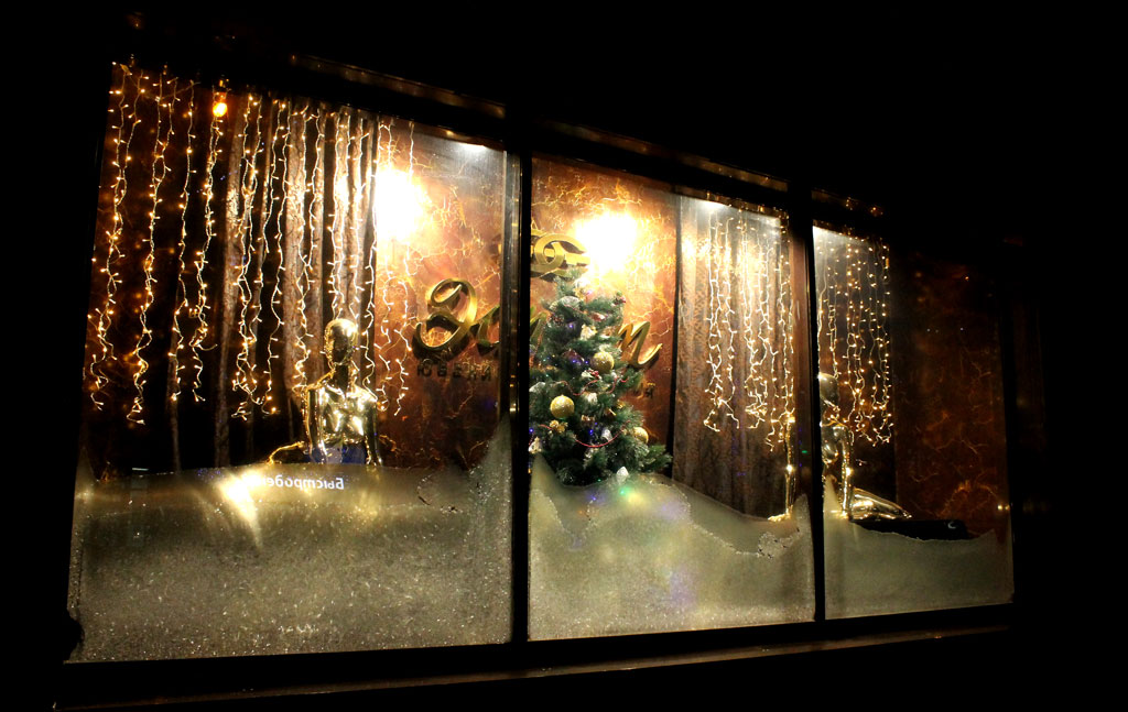 Улицы Саратова и Энгельса готовятся встретить Новый год