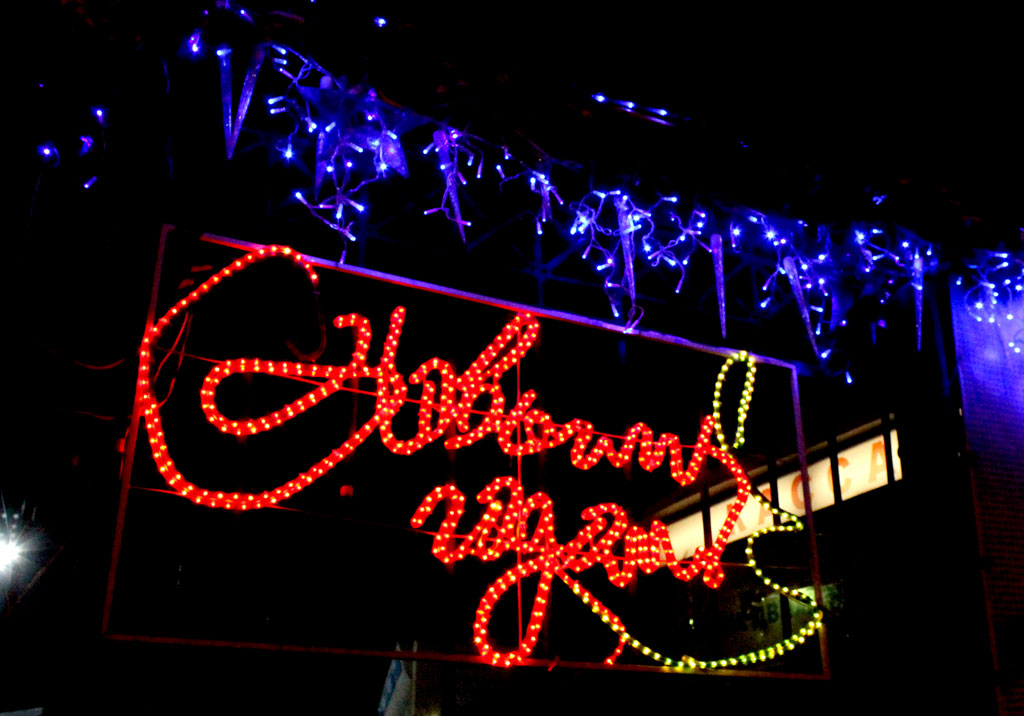 Улицы Саратова и Энгельса готовятся встретить Новый год