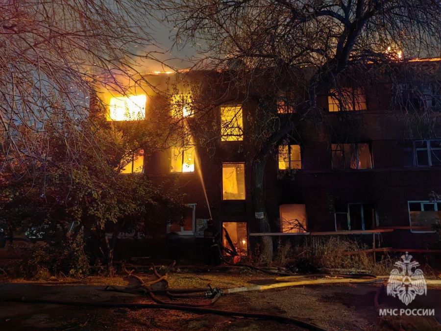 В Энгельсе крупный пожар уничтожил три расселенных дома