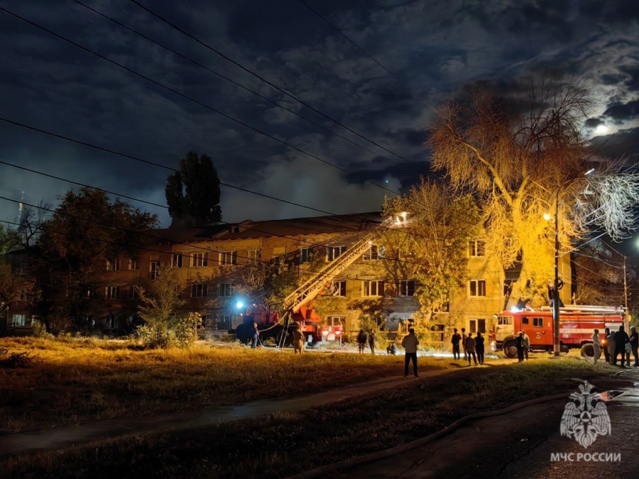 В Энгельсе крупный пожар уничтожил три расселенных дома