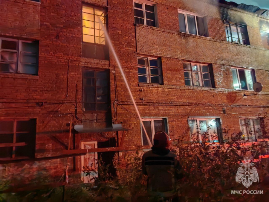 В Энгельсе крупный пожар уничтожил три расселенных дома