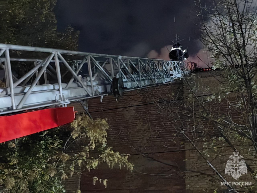 В Энгельсе крупный пожар уничтожил три расселенных дома