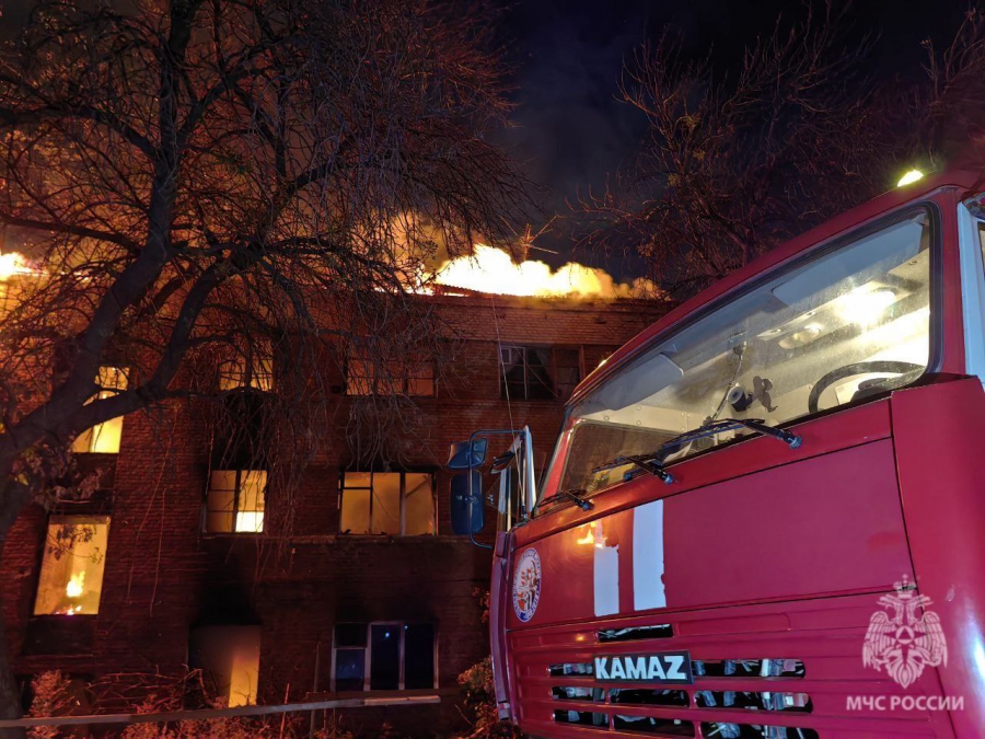 В Энгельсе крупный пожар уничтожил три расселенных дома