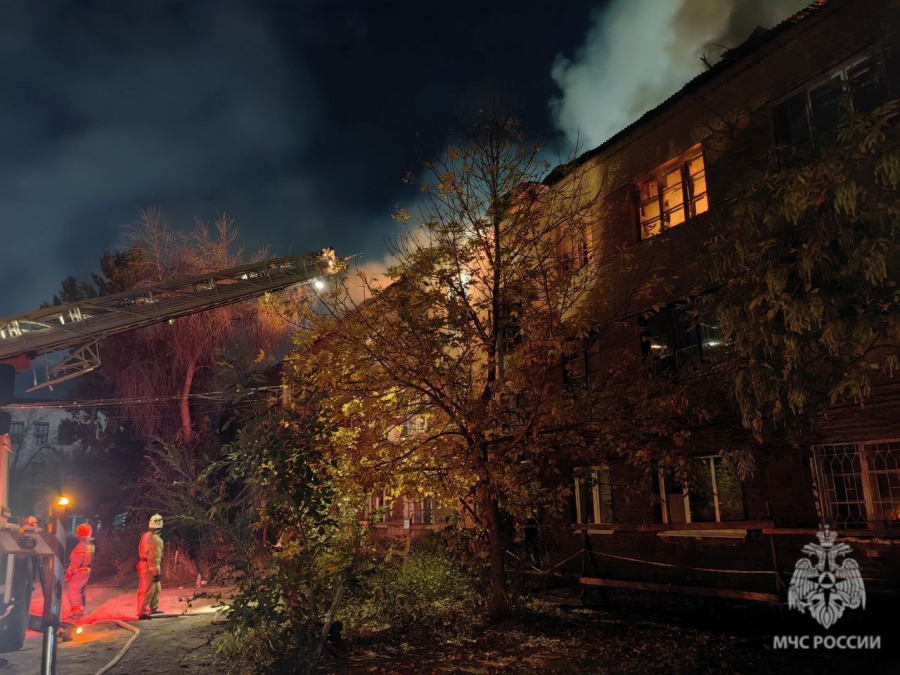 В Энгельсе крупный пожар уничтожил три расселенных дома