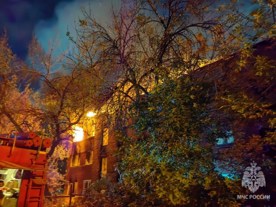 В Энгельсе крупный пожар уничтожил три расселенных дома