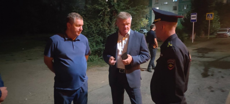 В Энгельсе крупный пожар уничтожил три расселенных дома