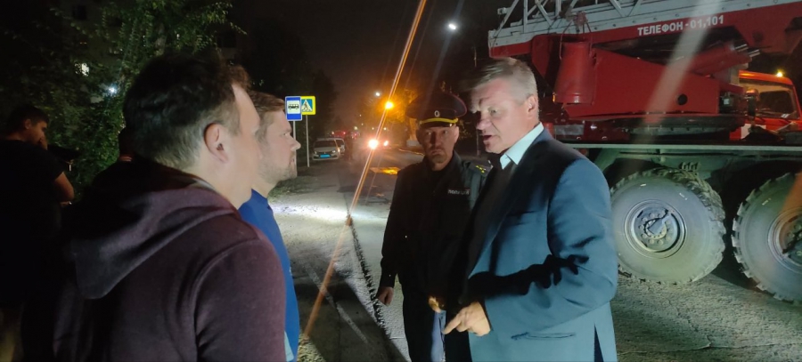 В Энгельсе крупный пожар уничтожил три расселенных дома