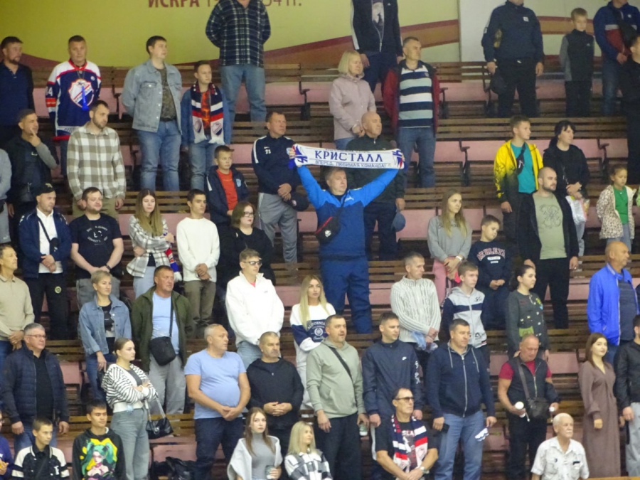 «Кристалл» забил 4 шайбы сопернику и победил в домашнем матче