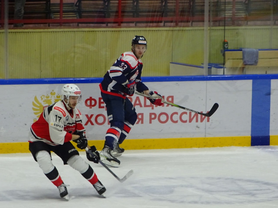 «Кристалл» забил 4 шайбы сопернику и победил в домашнем матче