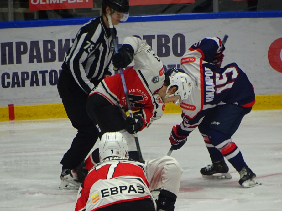 «Кристалл» забил 4 шайбы сопернику и победил в домашнем матче