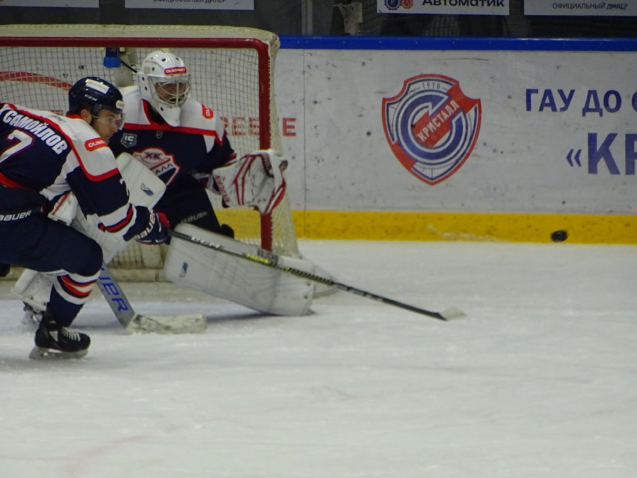 «Кристалл» забил 4 шайбы сопернику и победил в домашнем матче