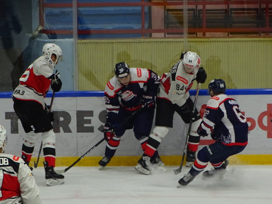 «Кристалл» забил 4 шайбы сопернику и победил в домашнем матче