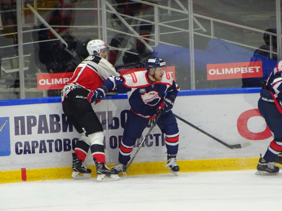 «Кристалл» забил 4 шайбы сопернику и победил в домашнем матче