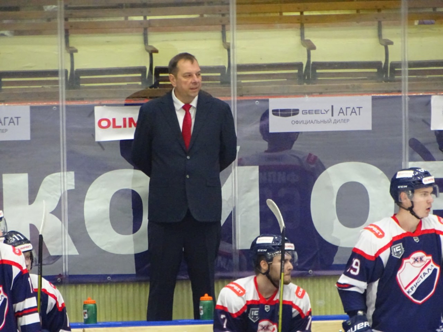 «Кристалл» забил 4 шайбы сопернику и победил в домашнем матче