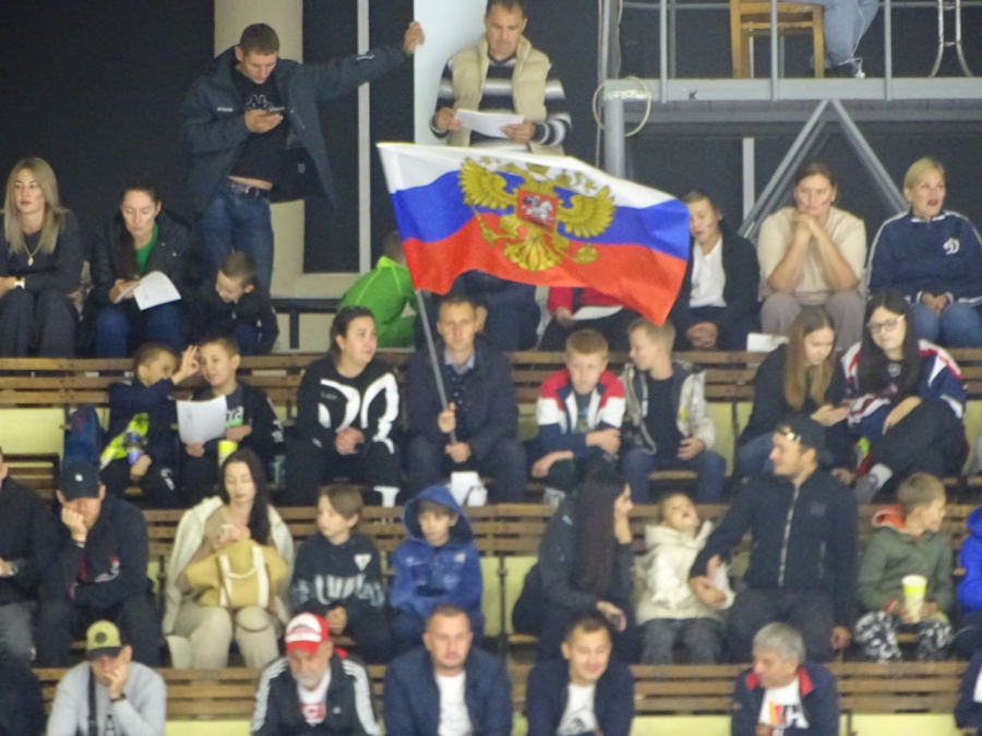 «Кристалл» забил 4 шайбы сопернику и победил в домашнем матче