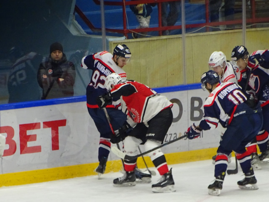 «Кристалл» забил 4 шайбы сопернику и победил в домашнем матче