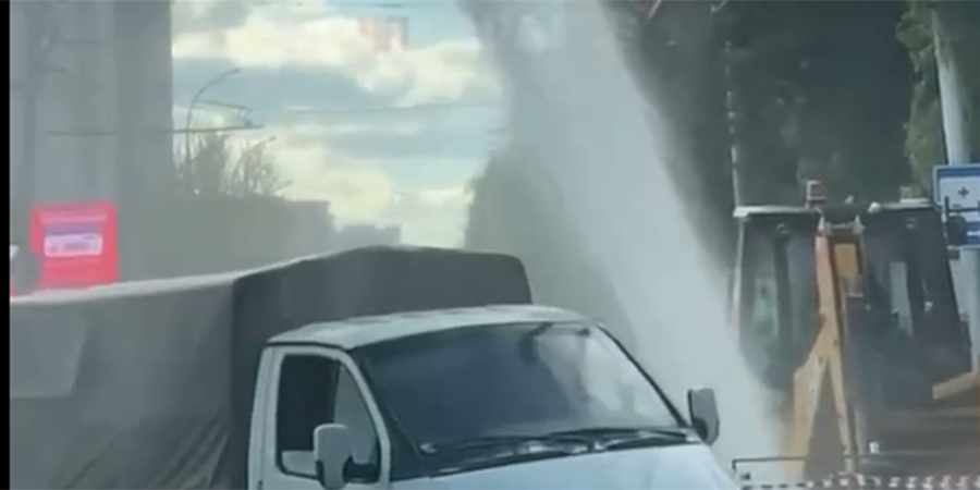 На Чернышевского забил 10-метровый коммунальный фонтан