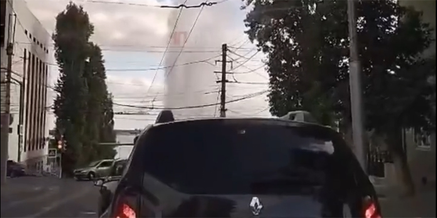 На Чернышевского забил 10-метровый коммунальный фонтан