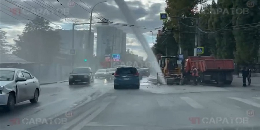 На Чернышевского забил 10-метровый коммунальный фонтан