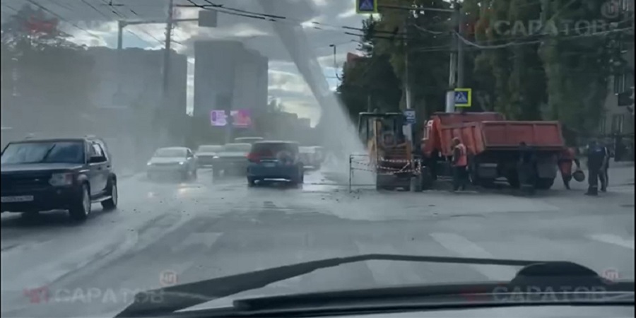 На Чернышевского забил 10-метровый коммунальный фонтан