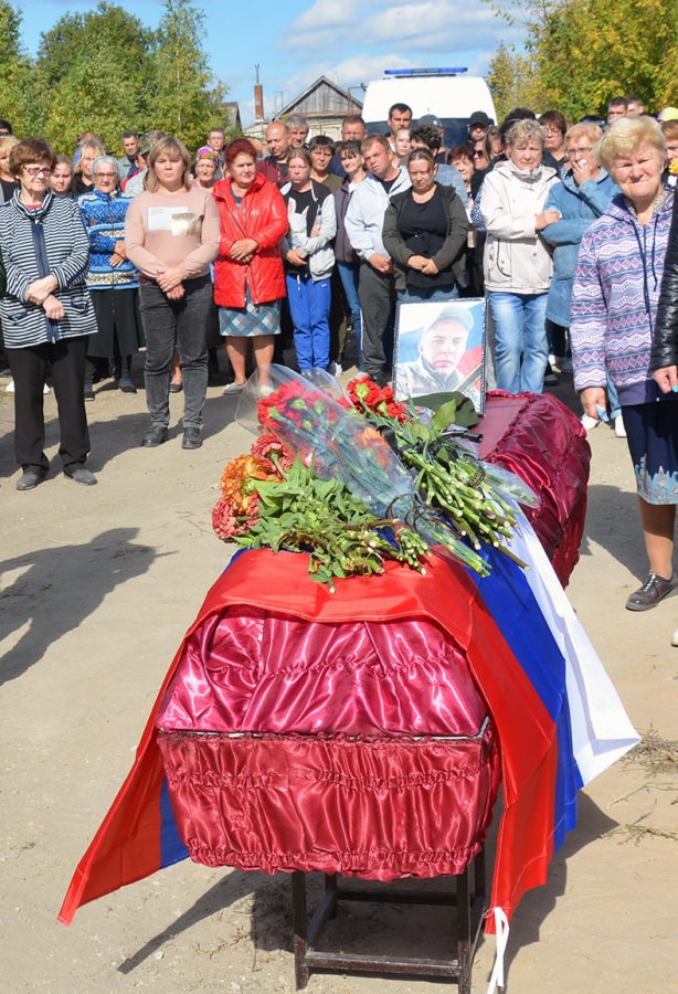 В Базарно-Карабулакском районе простились с погибшим в СВО Сергеем Макаричевым