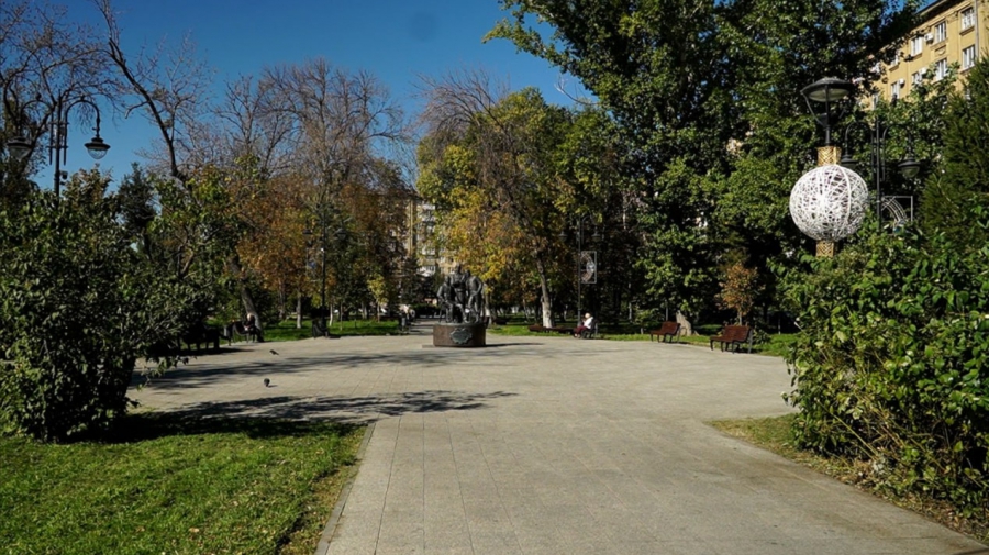 Сурков ищет способы избавиться от пятен с плитки на площади Кирова