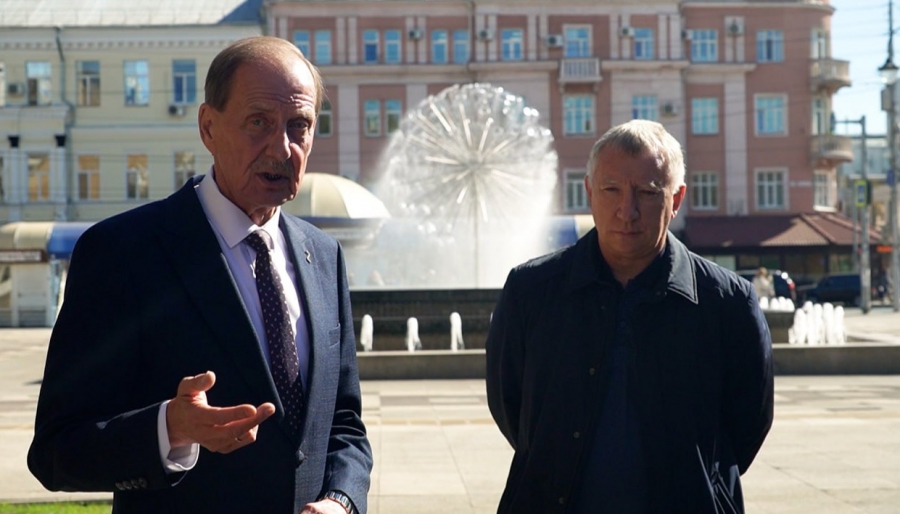 Сурков ищет способы избавиться от пятен с плитки на площади Кирова