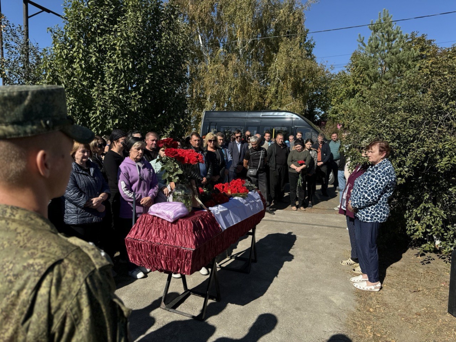 В Красном Куте простились с погибшим в СВО командиром взвода