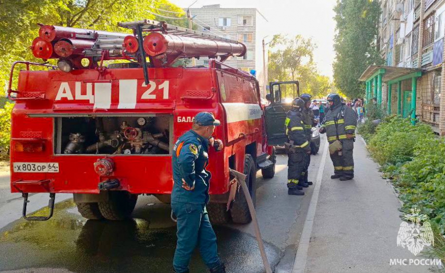 В Балакове во время пожара в 5-этажном доме эвакуировали 9 человек
