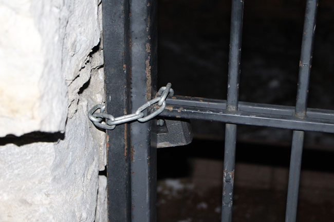 Приставы расклеили объявления о принудительном выселении из таунхаусов