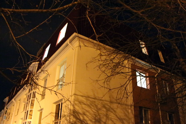 Приставы расклеили объявления о принудительном выселении из таунхаусов