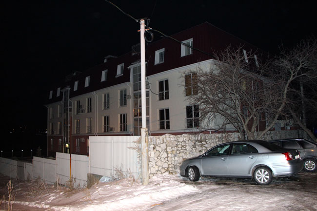 Приставы расклеили объявления о принудительном выселении из таунхаусов