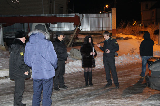 Приставы расклеили объявления о принудительном выселении из таунхаусов