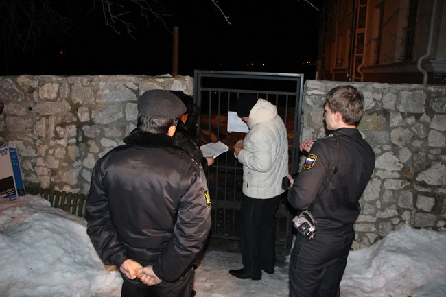 Приставы расклеили объявления о принудительном выселении из таунхаусов