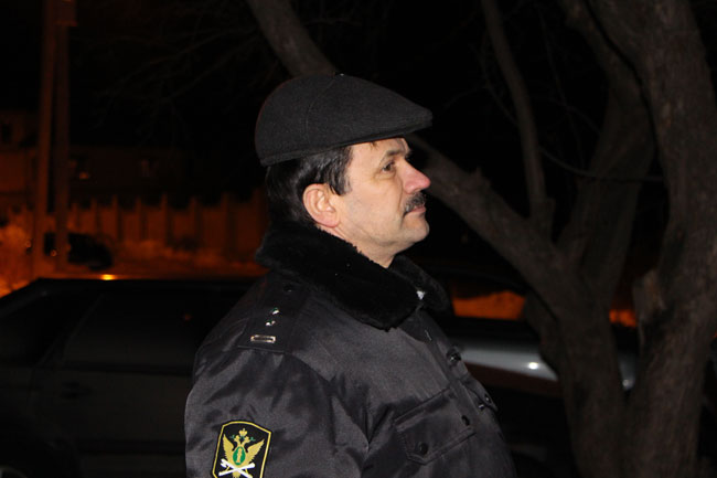 Приставы расклеили объявления о принудительном выселении из таунхаусов