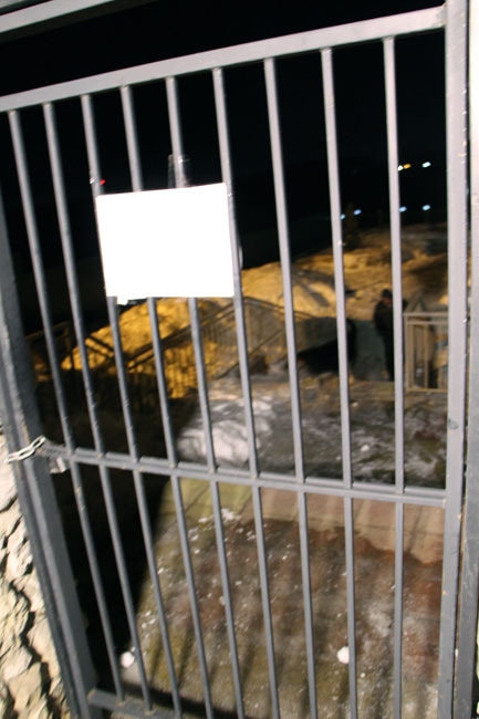 Приставы расклеили объявления о принудительном выселении из таунхаусов