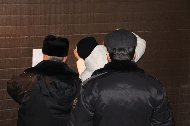 Приставы расклеили объявления о принудительном выселении из таунхаусов