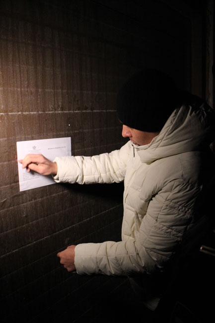 Приставы расклеили объявления о принудительном выселении из таунхаусов