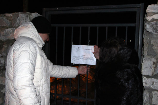 Приставы расклеили объявления о принудительном выселении из таунхаусов