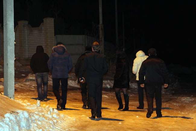 Приставы расклеили объявления о принудительном выселении из таунхаусов