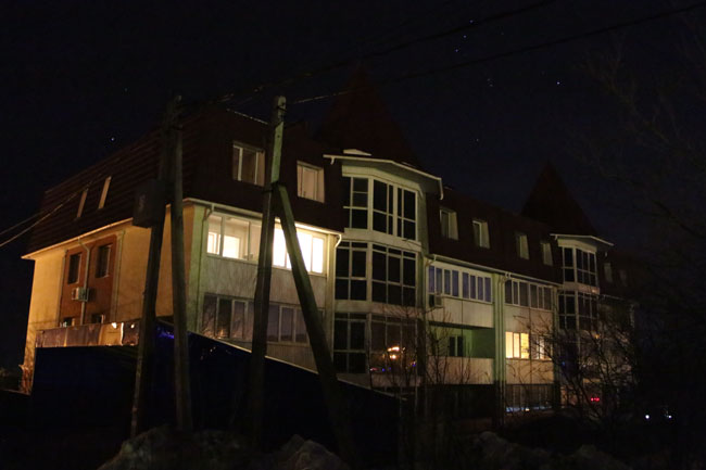 Приставы расклеили объявления о принудительном выселении из таунхаусов