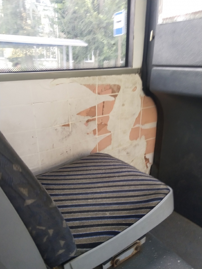 Саратовцы об изношенности автобусов №18Д: Дизайн из драных обоев