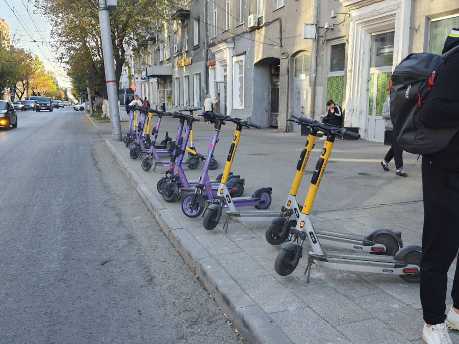 На проспекте Столыпина и на Рахова выявили стихийную парковку электросамокатов