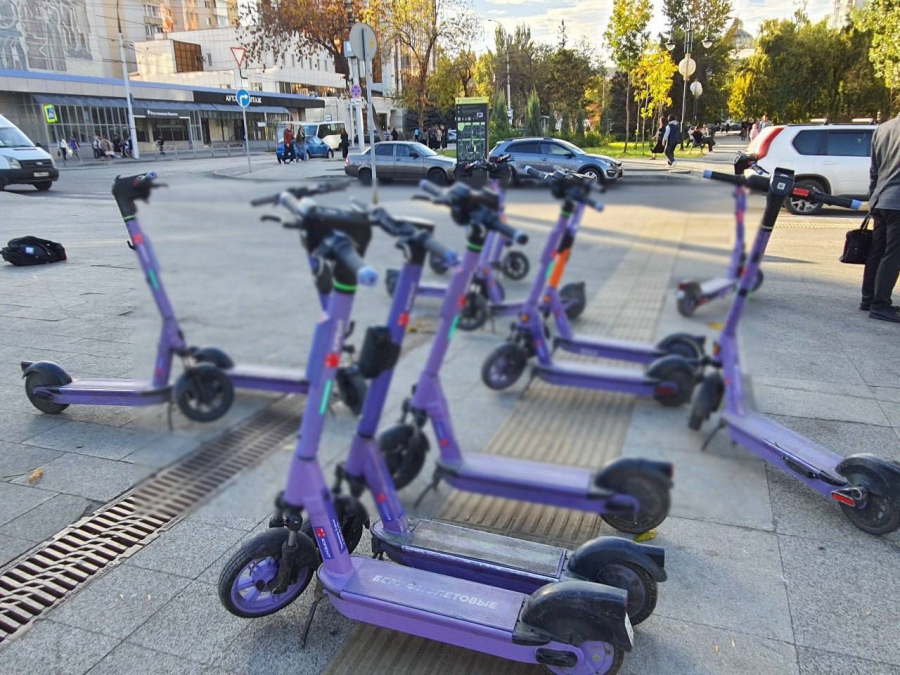 На проспекте Столыпина и на Рахова выявили стихийную парковку электросамокатов