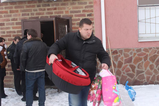 Из таунхаусов выселяют 10-дневного новорожденного