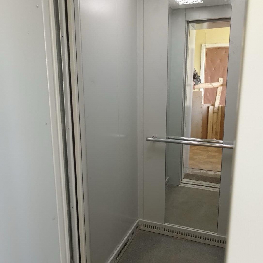 В детской больнице Энгельса устанавливают новый лифт