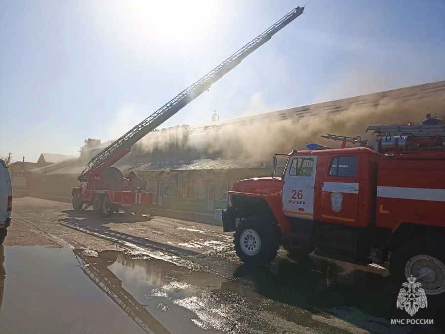 В Вольске загорелся торговый комплекс «Волга»